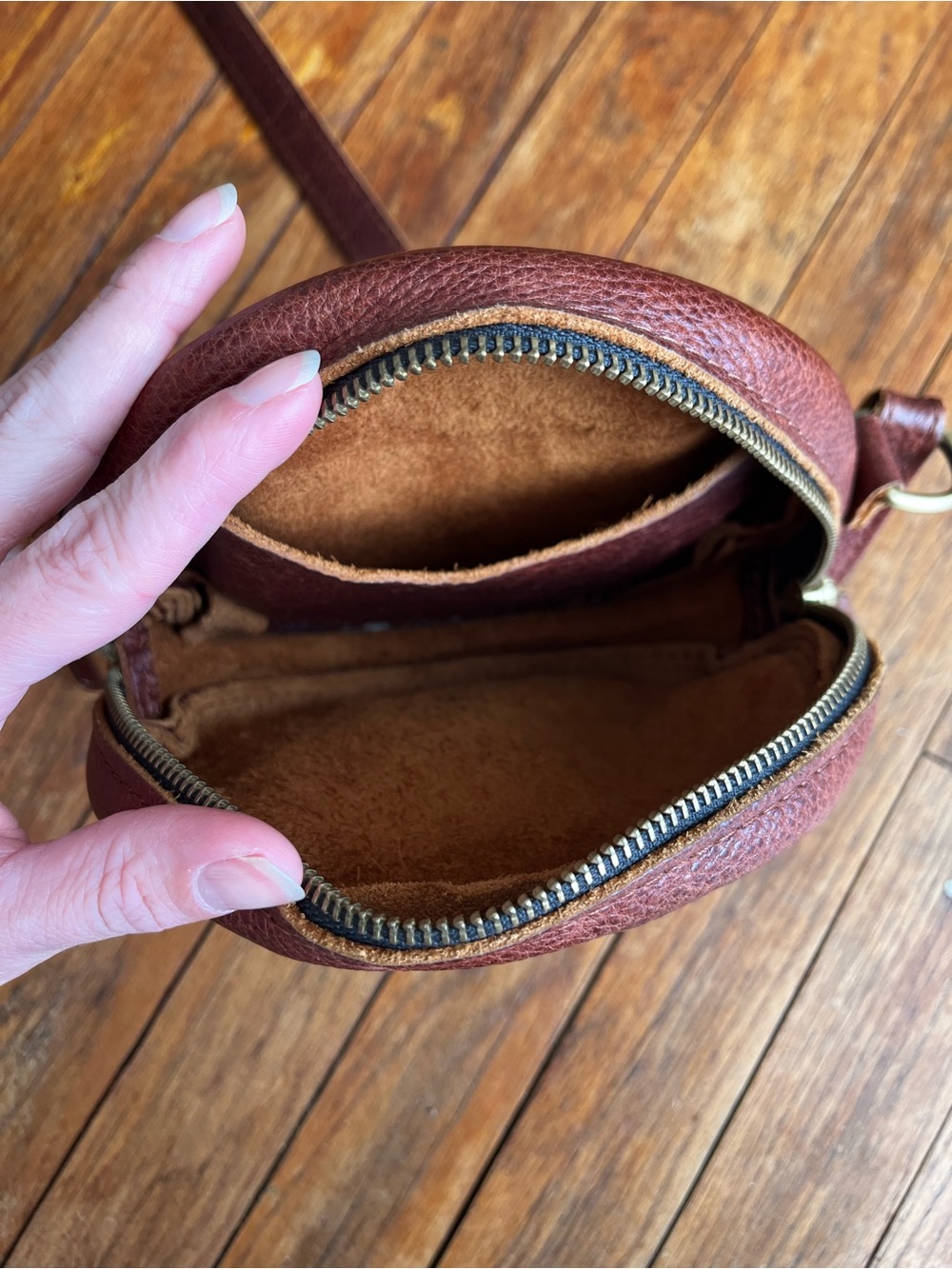 Portland Leather Goods Round Crossbody Bag - Picture 3 of 10
